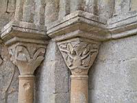 Saint-Julien-du-serre, Eglise, Portail, Chapiteaux (3)